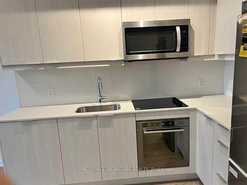 522-36 Forest Manor Rd, Toronto, ON - Indoor Photo Showing Kitchen