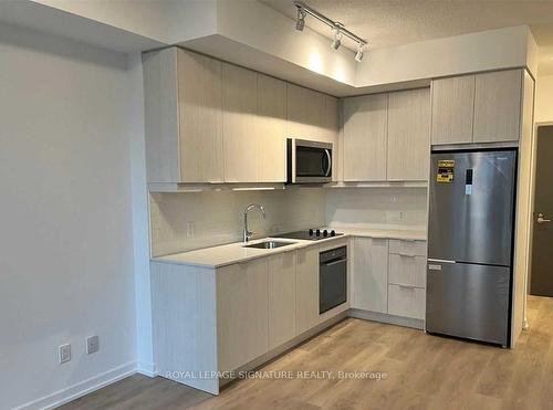 522-36 Forest Manor Rd, Toronto, ON - Indoor Photo Showing Kitchen