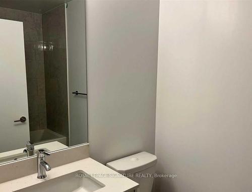 522-36 Forest Manor Rd, Toronto, ON - Indoor Photo Showing Bathroom