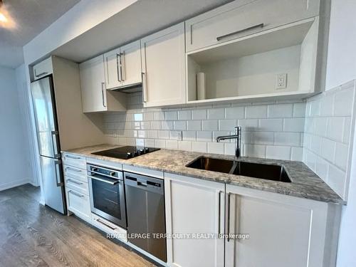 1519-275 Village Green Sq, Toronto, ON - Indoor Photo Showing Kitchen With Double Sink