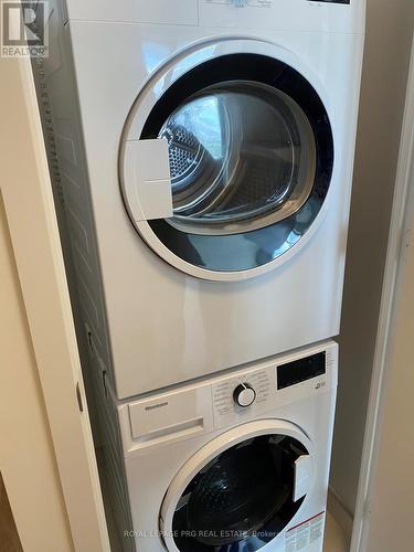 5201 - 3900 Confederation Parkway, Mississauga, ON - Indoor Photo Showing Laundry Room