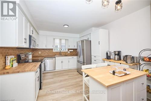 23 Andrea Drive, St. Catharines (462 - Rykert/Vansickle), ON - Indoor Photo Showing Kitchen