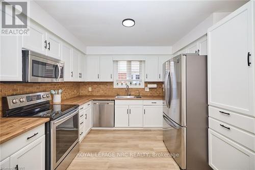 23 Andrea Drive, St. Catharines (462 - Rykert/Vansickle), ON - Indoor Photo Showing Kitchen