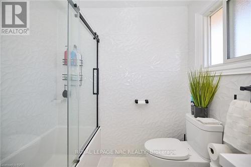 23 Andrea Drive, St. Catharines (462 - Rykert/Vansickle), ON - Indoor Photo Showing Bathroom