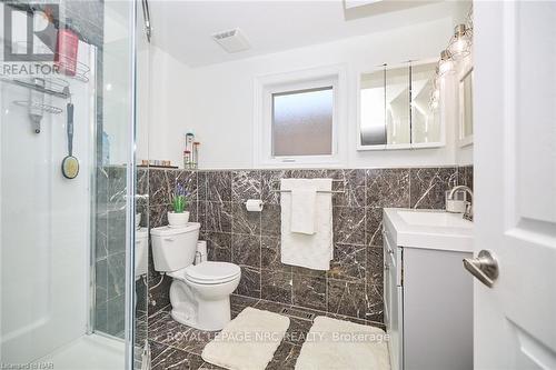 23 Andrea Drive, St. Catharines (462 - Rykert/Vansickle), ON - Indoor Photo Showing Bathroom