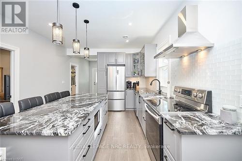 2 Fairburn Avenue, St. Catharines (460 - Burleigh Hill), ON - Indoor Photo Showing Kitchen With Upgraded Kitchen