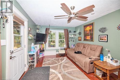 10266 Willodell Road, Niagara Falls (224 - Lyons Creek), ON - Indoor Photo Showing Living Room