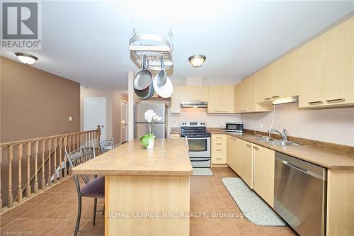 42 Chicory Crescent, St. Catharines (452 - Haig), ON - Indoor Photo Showing Kitchen With Double Sink