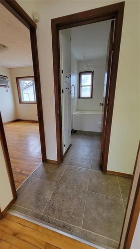 1628 Logan Avenue, Winnipeg, MB - Indoor Photo Showing Other Room