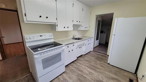 1628 Logan Avenue, Winnipeg, MB - Indoor Photo Showing Kitchen