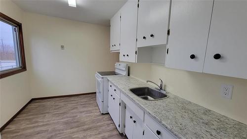 1628 Logan Avenue, Winnipeg, MB - Indoor Photo Showing Kitchen