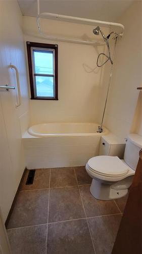 1628 Logan Avenue, Winnipeg, MB - Indoor Photo Showing Bathroom