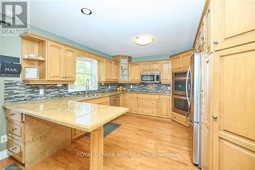 8103 Costabile Drive, Niagara Falls (213 - Ascot), ON - Indoor Photo Showing Kitchen