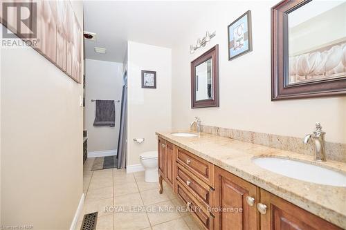 8103 Costabile Drive, Niagara Falls (213 - Ascot), ON - Indoor Photo Showing Bathroom