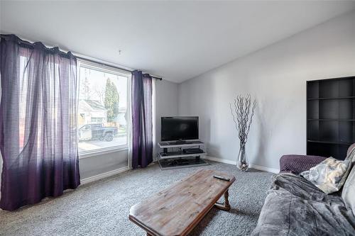 350 Trent Avenue, Winnipeg, MB - Indoor Photo Showing Living Room