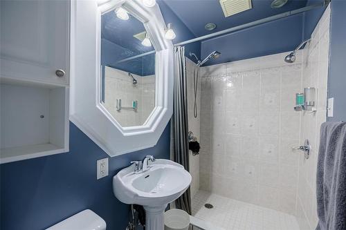 350 Trent Avenue, Winnipeg, MB - Indoor Photo Showing Bathroom