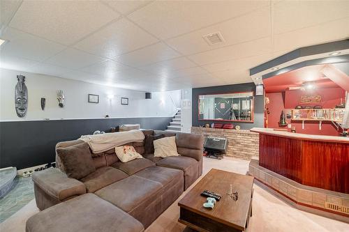 350 Trent Avenue, Winnipeg, MB - Indoor Photo Showing Living Room