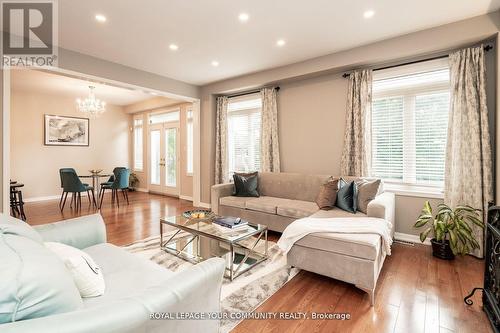 116 Winchester Terrace, Barrie, ON - Indoor Photo Showing Living Room