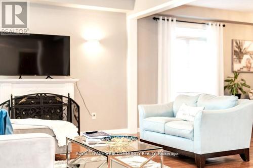 116 Winchester Terrace, Barrie, ON - Indoor Photo Showing Living Room