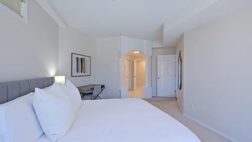 531-1088 Sunset Drive, Kelowna, BC - Indoor Photo Showing Bedroom