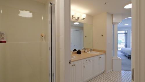 531-1088 Sunset Drive, Kelowna, BC - Indoor Photo Showing Bathroom