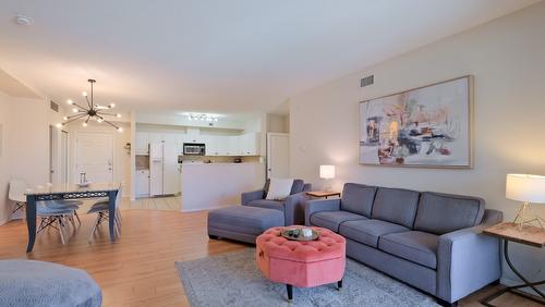 531-1088 Sunset Drive, Kelowna, BC - Indoor Photo Showing Living Room