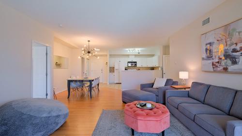 531-1088 Sunset Drive, Kelowna, BC - Indoor Photo Showing Living Room