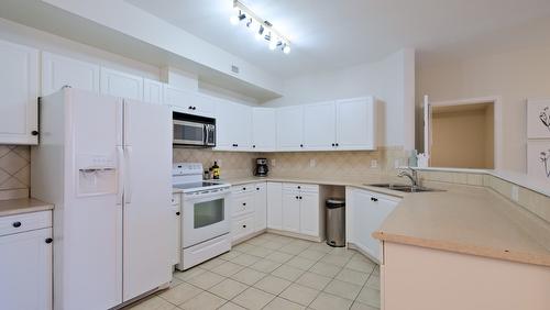 531-1088 Sunset Drive, Kelowna, BC - Indoor Photo Showing Kitchen With Double Sink