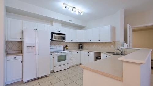 531-1088 Sunset Drive, Kelowna, BC - Indoor Photo Showing Kitchen With Double Sink