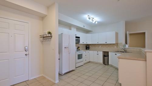 531-1088 Sunset Drive, Kelowna, BC - Indoor Photo Showing Kitchen