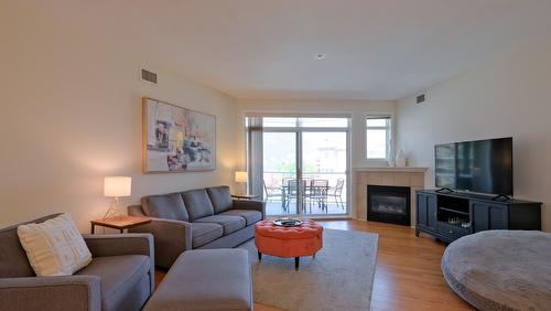 531-1088 Sunset Drive, Kelowna, BC - Indoor Photo Showing Living Room With Fireplace