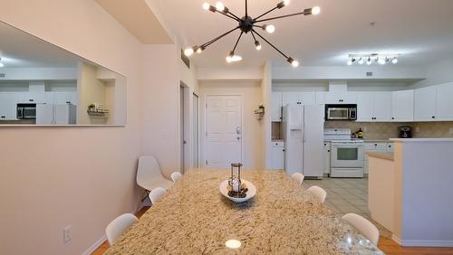 531-1088 Sunset Drive, Kelowna, BC - Indoor Photo Showing Kitchen