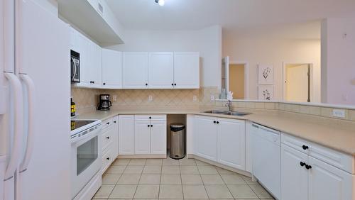 531-1088 Sunset Drive, Kelowna, BC - Indoor Photo Showing Kitchen With Double Sink