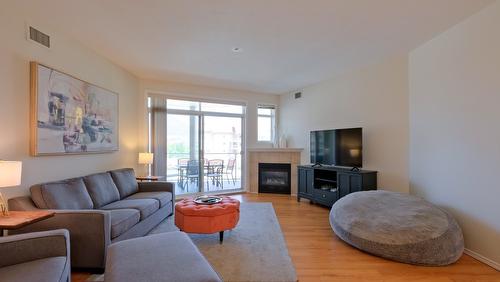 531-1088 Sunset Drive, Kelowna, BC - Indoor Photo Showing Living Room With Fireplace