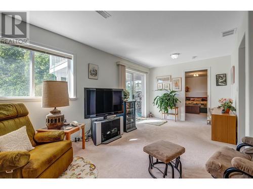 14483 Sutherland Place, Summerland, BC - Indoor Photo Showing Living Room