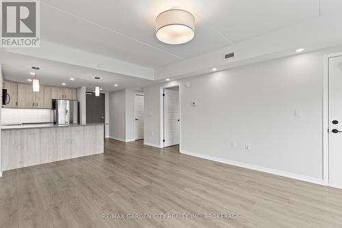 305 - 3998 Victoria Avenue, Lincoln (980 - Lincoln-Jordan/Vineland), ON - Indoor Photo Showing Kitchen