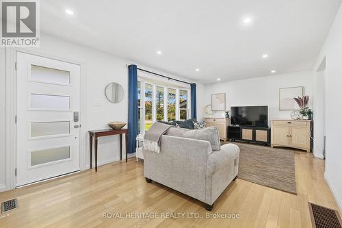 410 Old Hamburg Road, Greater Napanee, ON - Indoor Photo Showing Living Room