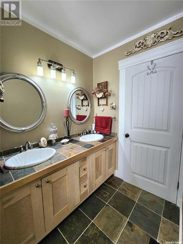 555 19Th Street W, Prince Albert, SK - Indoor Photo Showing Bathroom