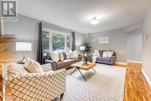 1706 Thurston Road, Sarnia, ON - Indoor Photo Showing Living Room