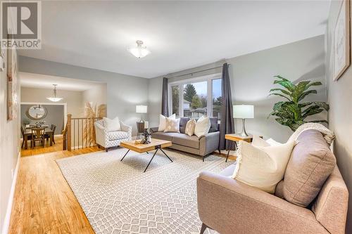 1706 Thurston Road, Sarnia, ON - Indoor Photo Showing Living Room