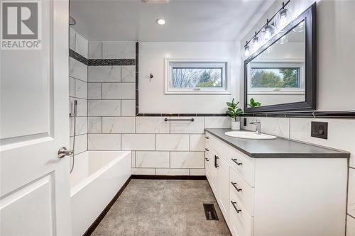 1706 Thurston Road, Sarnia, ON - Indoor Photo Showing Bathroom