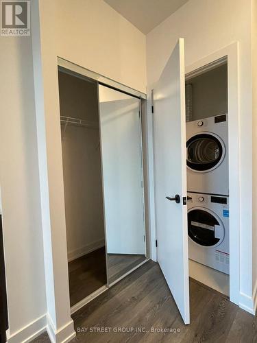 1610 - 127 Broadway Avenue, Toronto, ON - Indoor Photo Showing Laundry Room