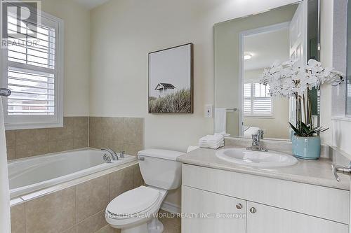 25 Thomas Phillips Drive, Aurora, ON - Indoor Photo Showing Bathroom