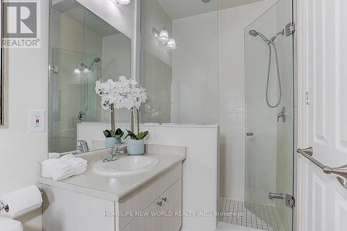 25 Thomas Phillips Drive, Aurora, ON - Indoor Photo Showing Bathroom