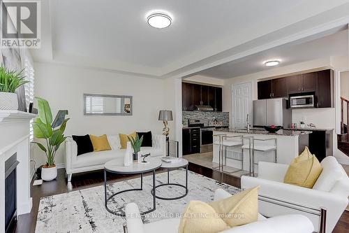 25 Thomas Phillips Drive, Aurora, ON - Indoor Photo Showing Living Room