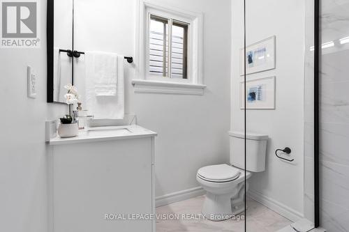 15 Alton Avenue, Toronto, ON - Indoor Photo Showing Bathroom