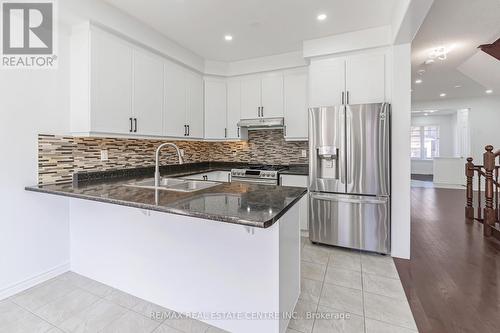 1516 Farmstead Drive, Milton, ON - Indoor Photo Showing Kitchen With Double Sink With Upgraded Kitchen