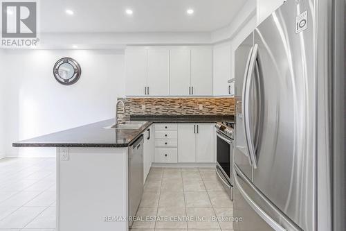 1516 Farmstead Drive, Milton, ON - Indoor Photo Showing Kitchen With Upgraded Kitchen