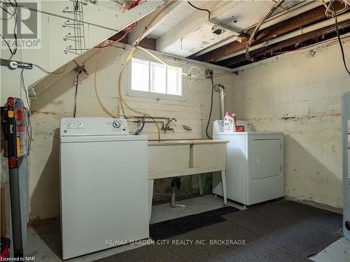 69 Dufferin Street, St. Catharines (451 - Downtown), ON - Indoor Photo Showing Laundry Room