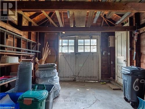 69 Dufferin Street, St. Catharines (451 - Downtown), ON - Indoor Photo Showing Garage